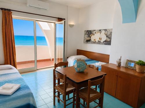 a hotel room with a bed and a table with chairs at Casa Vacanze Elianto in Anzio