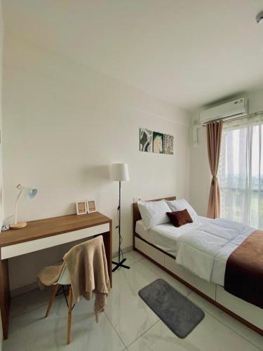a bedroom with a bed and a desk and a window at Sky House Hotel Style Bed IKEA 5min in Kampungklapa 2