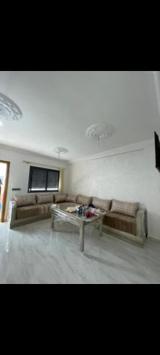 a living room with two couches and a table at Mini villa al hoceima in Al Hoceïma