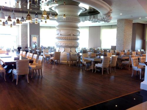 Un restaurante u otro lugar para comer en Delphin Imperial Lara