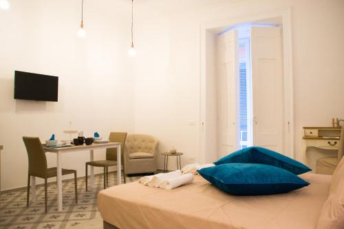 um quarto com uma cama, uma mesa e cadeiras em B&B Il Balconcino a Santa Chiara em Nápoles