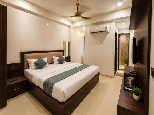 a bedroom with a large bed in a room at Hotel Narayan free Parking & Near Toran Dwar in Khātu