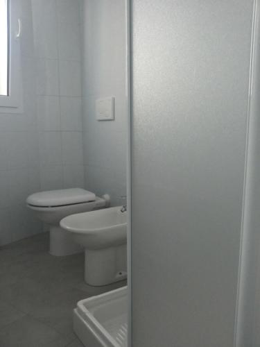 ヴァッレドーリアにあるValledoria Fioreのバスルーム(トイレ、洗面台付)