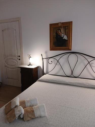 a bed with a towel on the end of it at Casa venere in Pachino