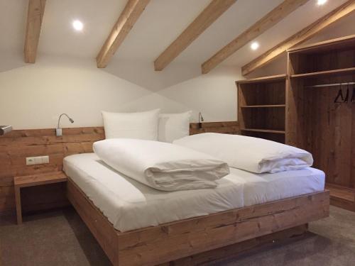 Un pat sau paturi într-o cameră la Ferienwohnungen Bailom