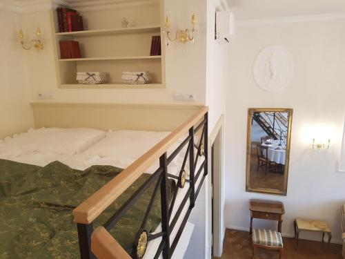 sypialnia z łóżkiem, lustrem i stołem w obiekcie Charles apartment w Pradze
