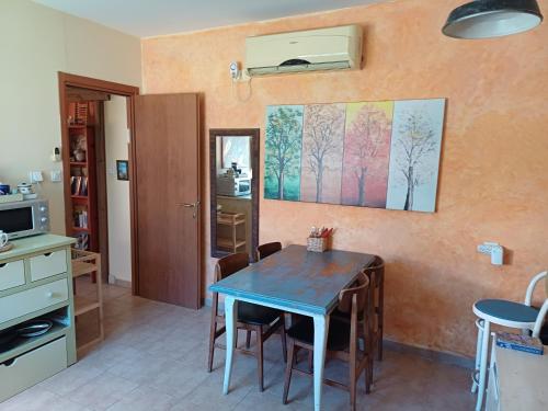 a kitchen with a table and chairs in a room at negev ein habsor עין הבשור דרום in Ein HaBesor