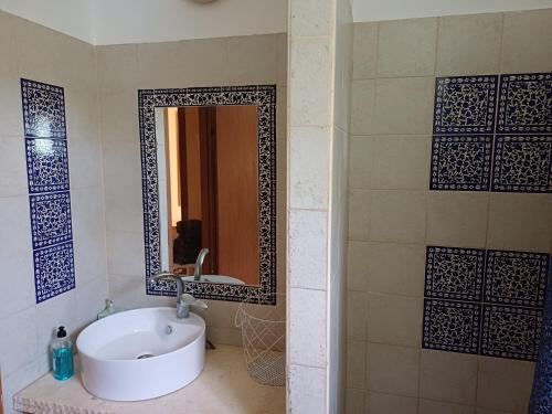 a bathroom with a sink and a mirror at negev ein habsor עין הבשור דרום in Ein HaBesor