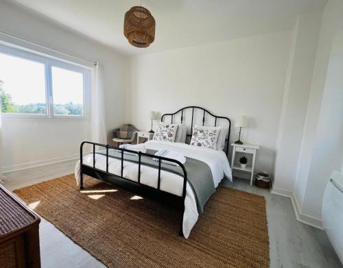 a bedroom with a bed and a window at Le Petit Bourdieu - Chevreuil in Jurançon