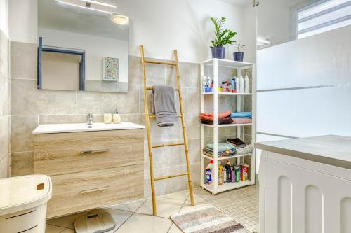 a bathroom with a ladder next to a sink at Villa Cardinal in Saint-Louis