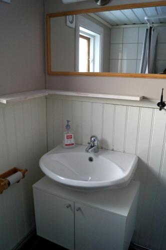 a white sink in a bathroom with a mirror at Värmlandsstugan in Sälen