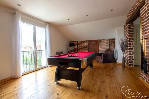 a room with a ping pong table in a living room at L'Escapade Albigeoise in Albi
