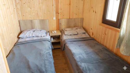 Кровать или кровати в номере Sevan - Tsovazard Wooden House