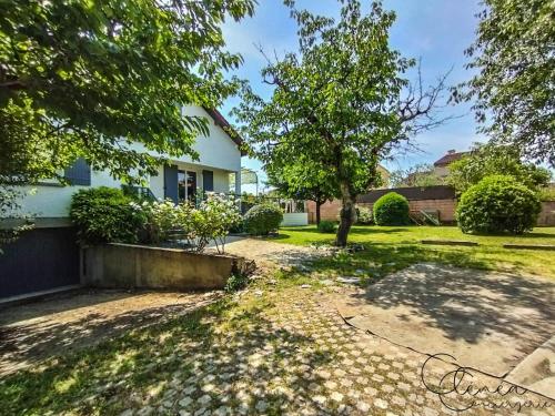 a house with a tree in the yard at L'Escapade Albigeoise in Albi