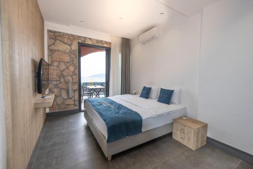 a bedroom with a bed and a balcony at Panoramic Konaklama Tesisi Bodrum in Bodrum City