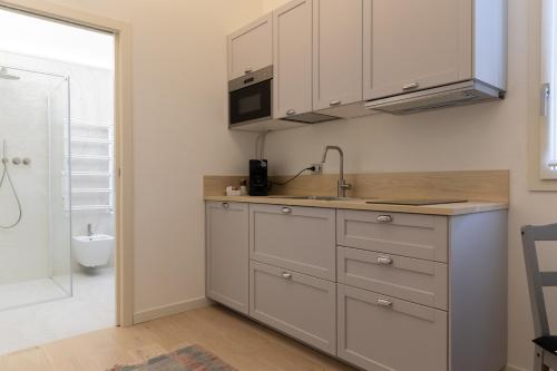 a kitchen with a sink and a microwave at Casa GenaRita in Ravenna