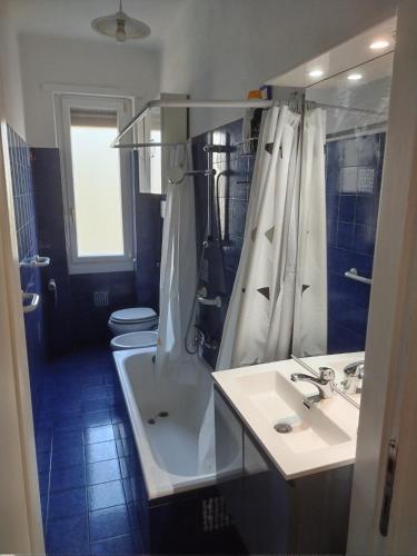 a bathroom with a tub and a sink and a toilet at Scer GEA in Cerro Maggiore