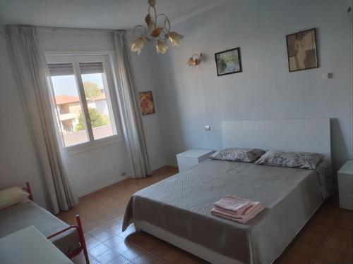 a small bedroom with a bed and a window at Scer GEA in Cerro Maggiore