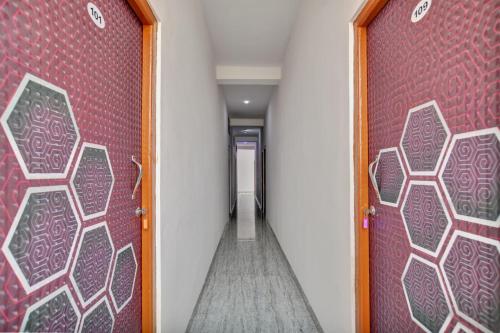 a hallway with a door with a corridorngthngthngthngthngthngthngthngth at Hotel O My Choice in Indore