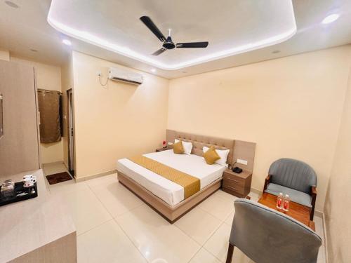a bedroom with a bed and a ceiling fan at The RK Resort in Siwān