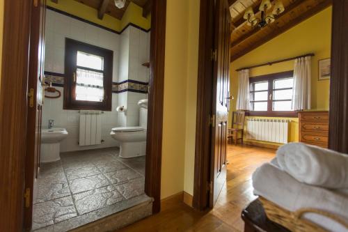 ein Badezimmer mit Toilette und Waschbecken in der Unterkunft Casas Rurales Playa de Guadamía in Llames de Pría