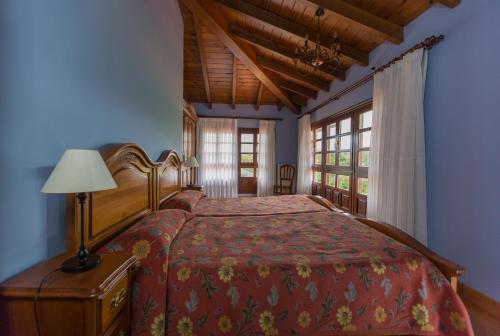 Katil atau katil-katil dalam bilik di Casas Rurales Playa de Guadamía