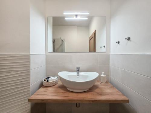 a bathroom with a white sink and a mirror at Bed and Breakfast AnnA in Isera