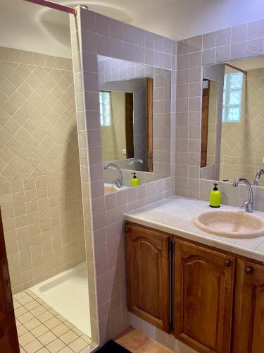 a bathroom with two sinks and a shower at location verdon in Les Salles-sur-Verdon