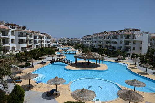 an overhead view of a large swimming pool with umbrellas at Sharm Hills Azure Suite Topview in Sharm El Sheikh