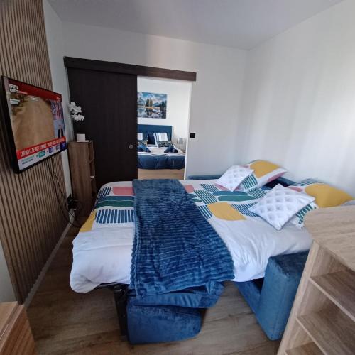 Studio au bord de l eau, proche circuit des 24h