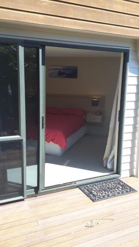 um quarto com uma cama dentro de uma casa em Pukeko on Bay em Tauranga