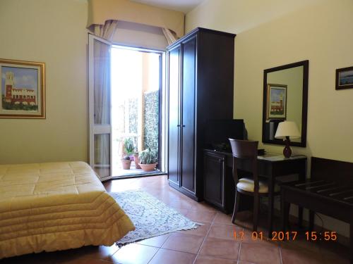 a bedroom with a bed and a desk and a deskablish at B&B Aquila Reale in Portopalo