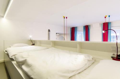 ブダペストにあるSara's Apartmentの窓付きの客室で、白いベッド2台が備わります。