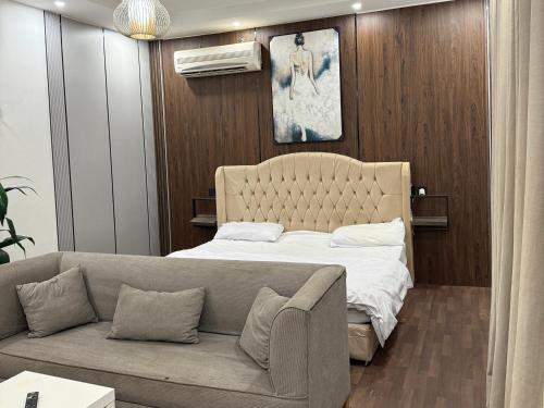 a living room with a bed and a couch at شاليهات Luma الفندقية in Bisha Airport