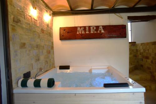 a jacuzzi tub with a sign that says mama at Casas del río in Mira