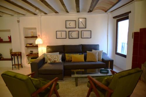 a living room with a couch and two chairs at Casas del río in Mira