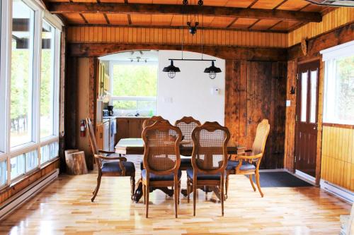 A seating area at Chalet Riverain CRDS Tremblant