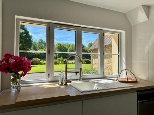 a kitchen with a sink and a window at Grande maison de caractère 14 pers Gîte centre de la France in Saint-Maur