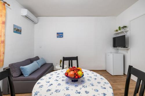 Studio Apartment Luciano in a Quiet Location with Parking and a Yard