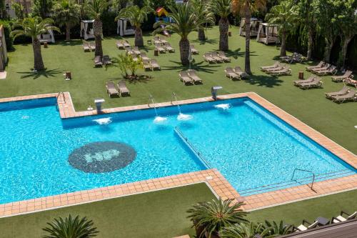 an overhead view of a swimming pool in a resort at Hotel Panorama in L'Estartit