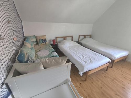 a room with two beds and a couch at Smiley in Blankenberge