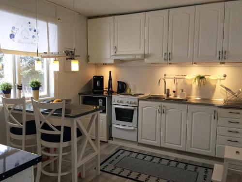 Dapur atau dapur kecil di Modern Lapland Cottage with Outdoor Sauna & BBQ Hut