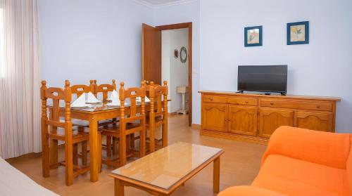 Apartamento con Balcon Garaje Aire acondicionado centrico solo fse alquila a Familia y Parejas