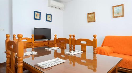 Apartamento con Balcon Garaje Aire acondicionado centrico solo fse alquila a Familia y Parejas