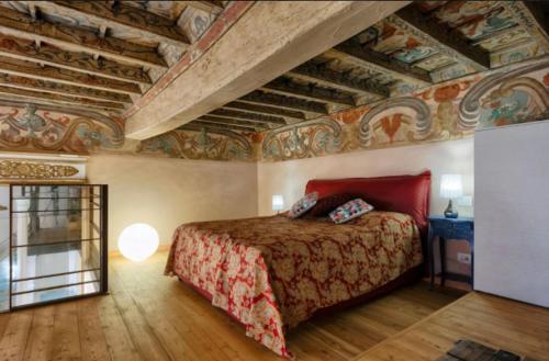 トリノにあるGaribaldi 26の天井の客室にはベッドルーム1室(大型ベッド1台付)が備わります。