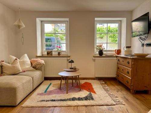 a living room with a couch and a table at Wohlfühlen & Entdecken in der barocken Altstadt in Blieskastel