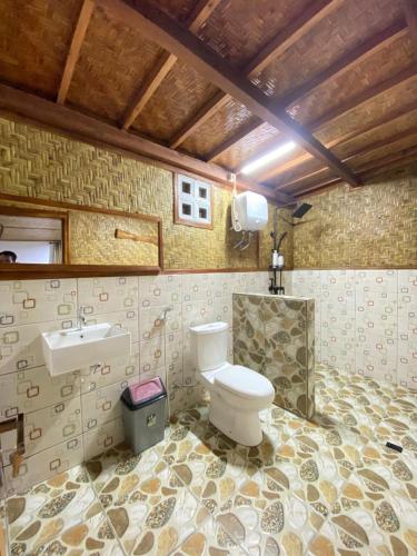 a bathroom with a toilet and a sink at Nahla bungalows tetebatu in Tetebatu