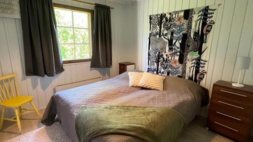 a bedroom with a bed and a window at Karjalan Helmi in Tolosenmäki