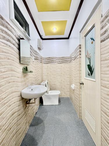 a bathroom with a sink and a toilet at Tipsy Bay Inn - Malapascua in Daanbantayan