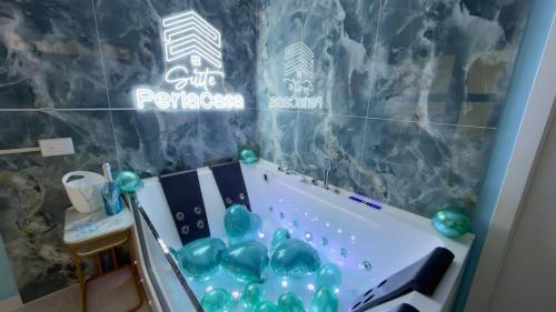 a tub filled with blue balloons in a room at Suite Perlacasa in Vigevano
